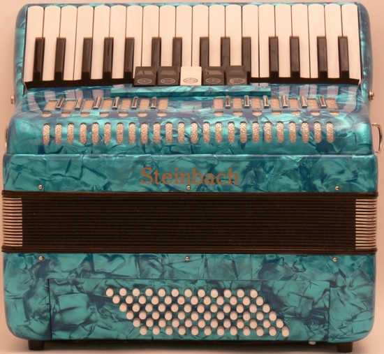 Steinbach Akkordeon 34 Diskant und 72 Bass inklusive abschließbarem Koffer, Farbe Light Blue
