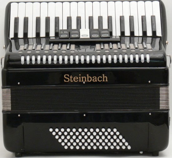 Steinbach Akkordeon 34 Diskant und 72 Bass inklusive abschließbarem Koffer, Farbe Schwarz